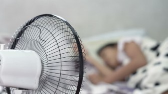 Canicule: Dormir avec le ventilateur allumé peut nuire à votre santé