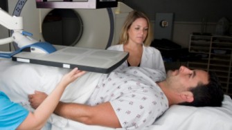 La radiothérapie doit être associée au traitement hormonal dans le cancer de la prostate localement avancé