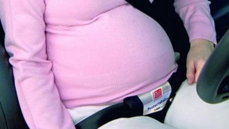 Bien attacher sa ceinture de sécurité pendant la grossesse - Bébés