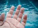 Les doigts  fripés dans leau, une empreinte secrète?